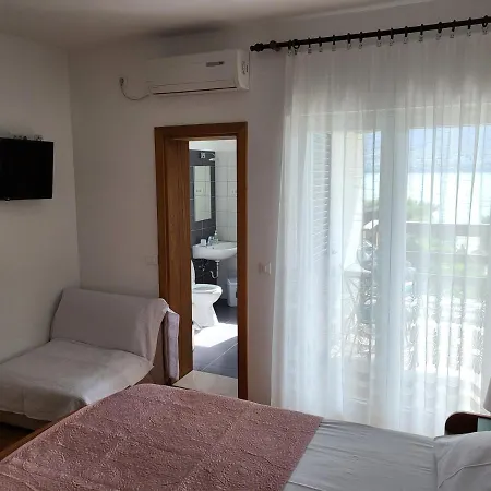 Apartment And Iva Pag Town