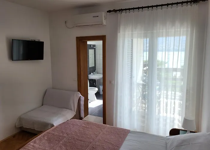 Apartment And Iva Pag Town